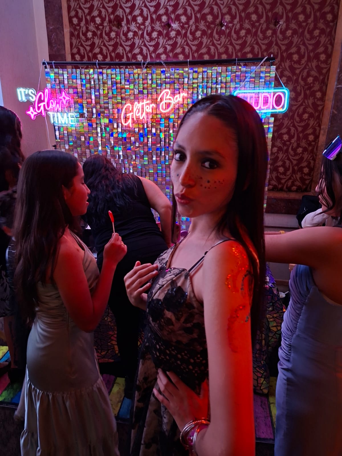 Invitadas junto al montaje de Glitter Bar