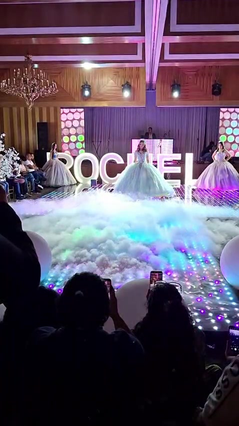 Vals de XV años con niebla baja e iluminación en la pista